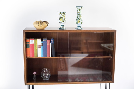 Image 1 of Scaffale da vetrina del Medioevo con gambe a forcina