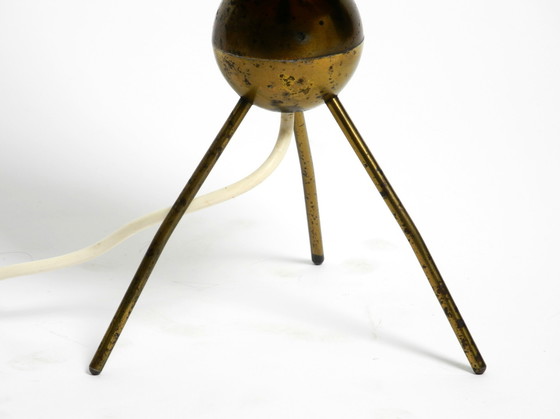 Image 1 of Seltene schöne Mid-Century Modern Tripod Messing Tischlampe mit Wrapped Nylon Strip Lampenschirm