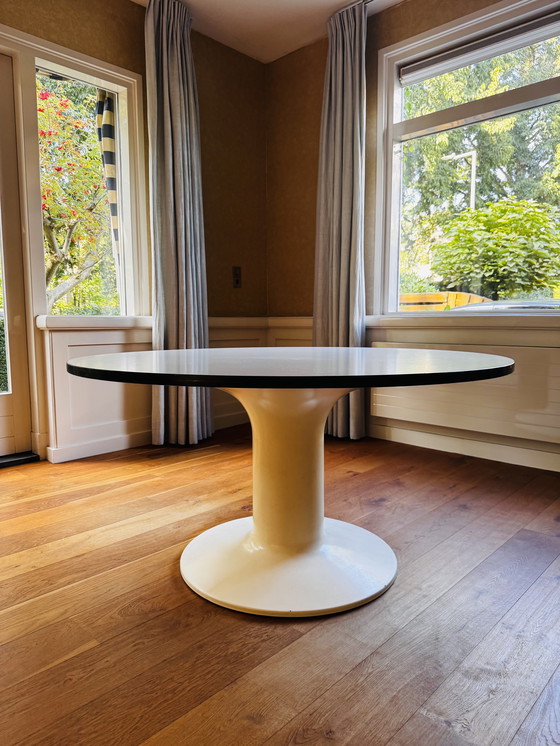 Image 1 of Eettafel wit rond zwarte bies