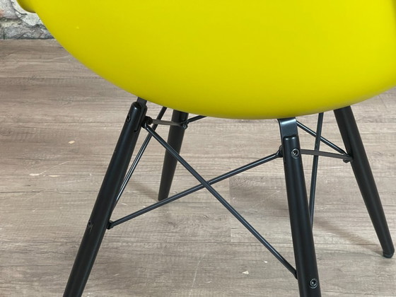 Vitra DSW moutarde/noir - PLUSIEURS EXEMPLAIRES EN STOCK – Chaises & fauteuils, Metal, Plastic (photo 15 of 16)