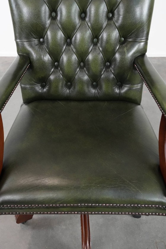 Image 1 of Sedia da ufficio Chesterfield in pelle di mucca verde scuro e legno in stile inglese su ruote