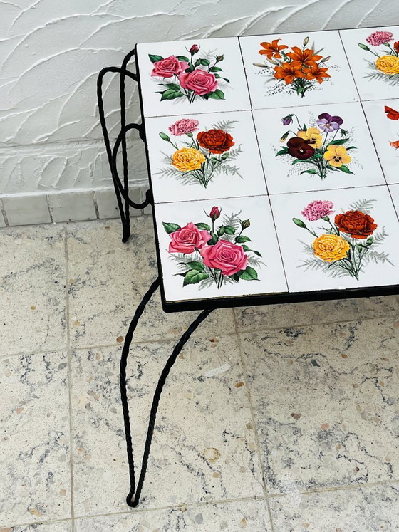 Image 1 of Vintage salontafel van smeedijzer met bloemmotief op de tegels.