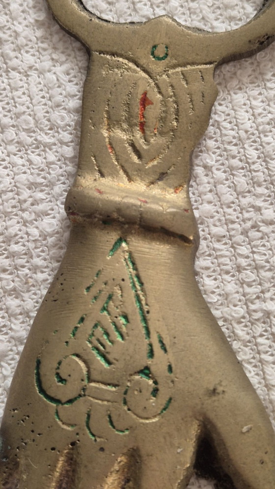 Antico apribottiglie in rame – Mano decorativa incisa – Accessori da tavola (photo 3 of 6)