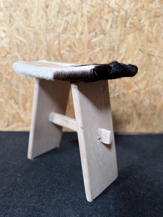 Image 1 of Taburete tapizado en piel de vaca.