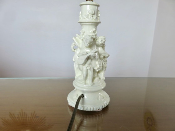 Image 1 of Par de lámparas de mesilla con forma de querubines, en resina blanca, 1970.