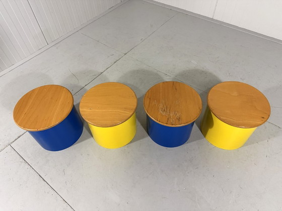 Image 1 of Tables d'appoint et tabourets colorés des années 1980