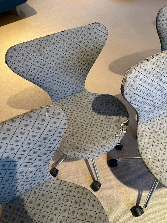 4 x Fritz Hansen Series 7 Chairs, Arne Jacobsen, Original Osborne & Little Fabric, Swivel chairs, Chrome (photo 5 of 15)