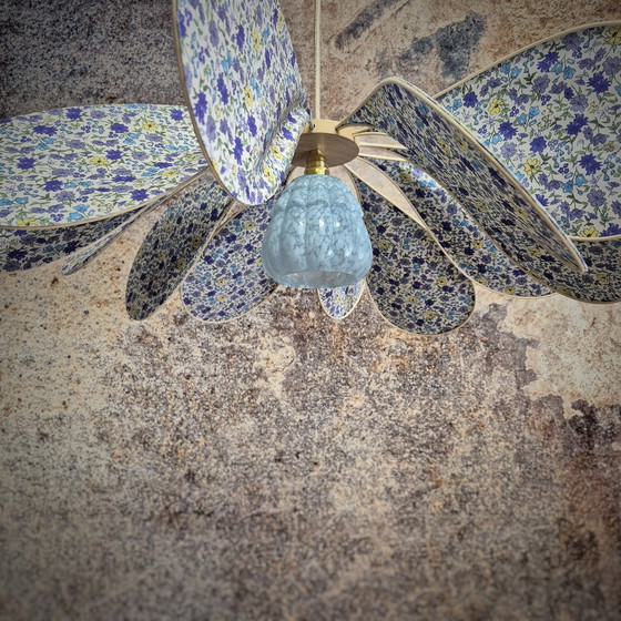 Image 1 of Suspension Fleur 12 Pétales en Rotin, Tissu Fleuri et Globe Verre de Clichy