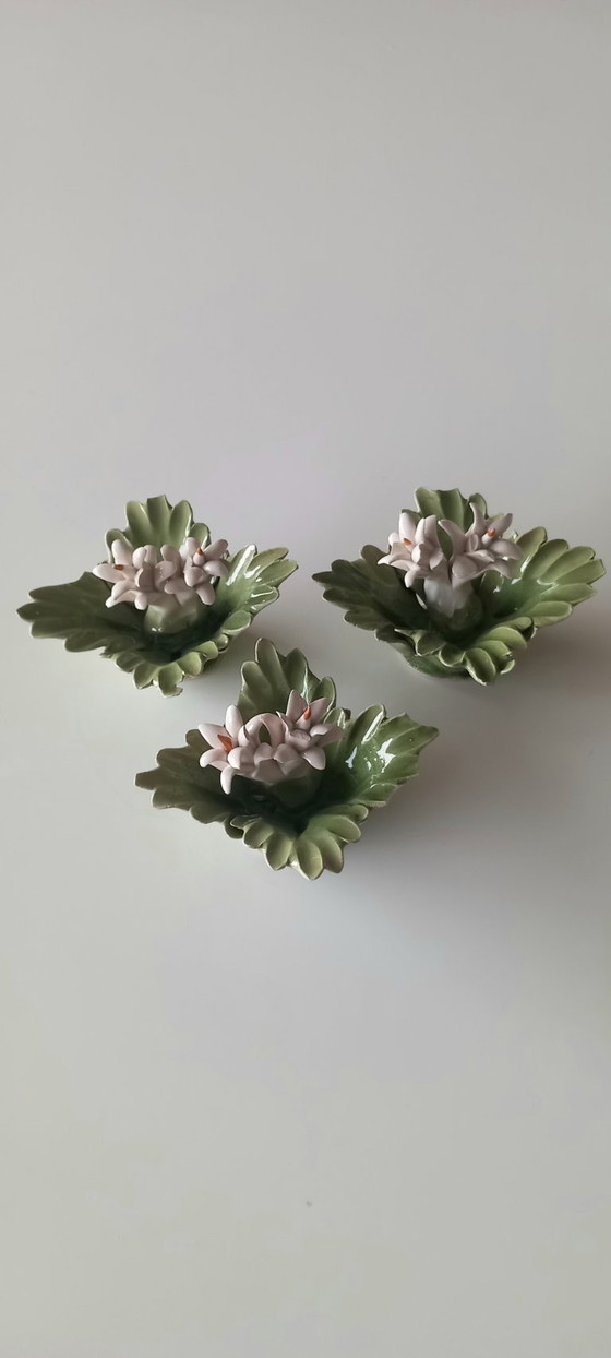 Image 1 of Italiaanse keramische bloemornamenten - set van 3 - Mid-century decor