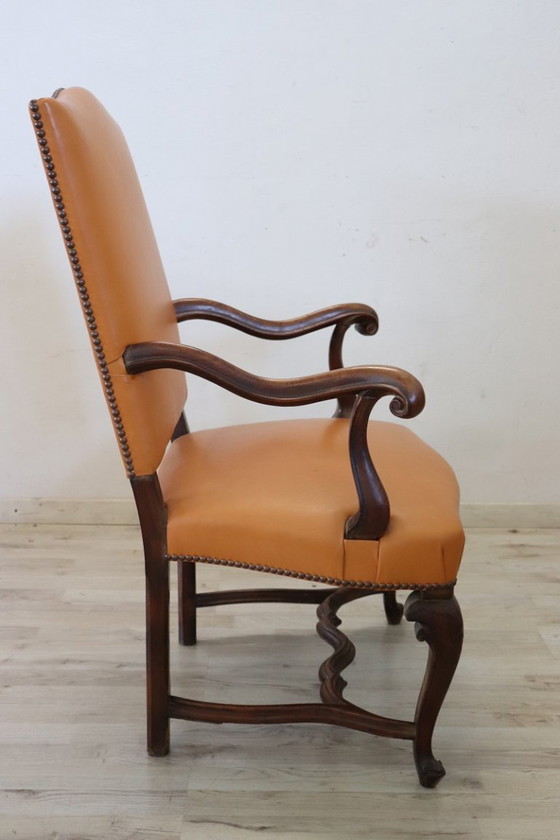 Image 1 of Fauteuil ancien en noyer, Italie fin du 19ème siècle