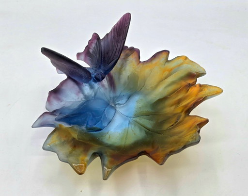 DAUM – Glazen pastahouder/ringhouder met de afbeelding van een vlinder met wijnblad, gesigneerd.