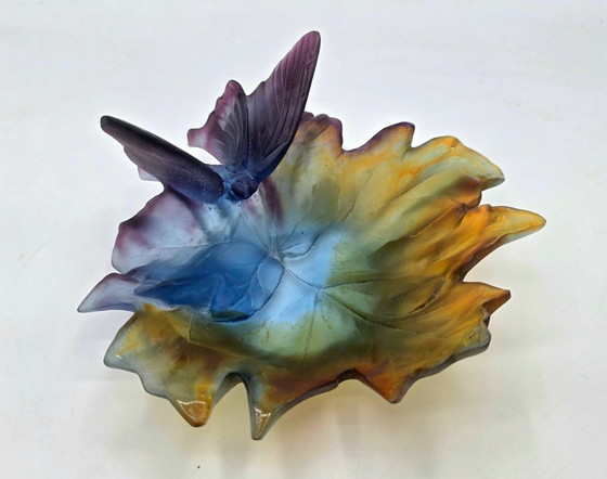 Image 1 of DAUM – Glazen pastahouder/ringhouder met de afbeelding van een vlinder met wijnblad, gesigneerd.