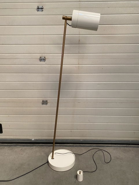 Lámpara de pie Anta Nabu diseño Carsten Gollnick
