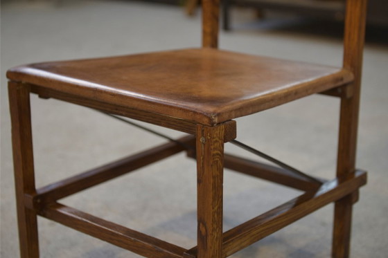 Image 1 of Een paar eikenhouten en lederen stoelen in de stijl van Gerrit Rietveld, jaren 60.