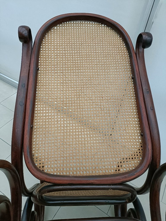 Image 1 of Antiek Thonet gebogen houten rieten schommelstoel