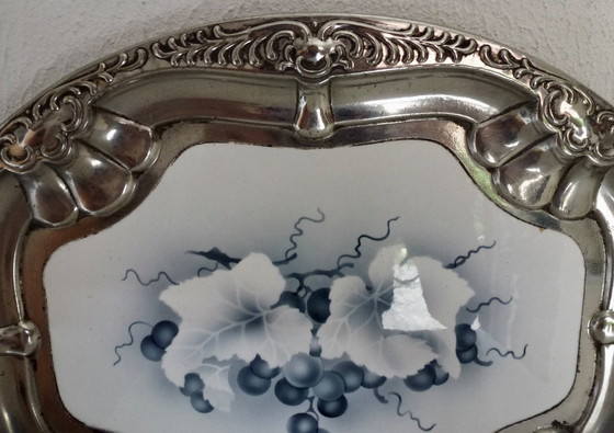 Image 1 of Vassoio d'epoca, bordo argentato, con centrotavola decorativo in porcellana.