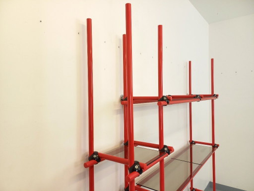Vintage Italiaanse Bauhaus-boekenkast van rood metaal en rookglas uit de jaren 70.