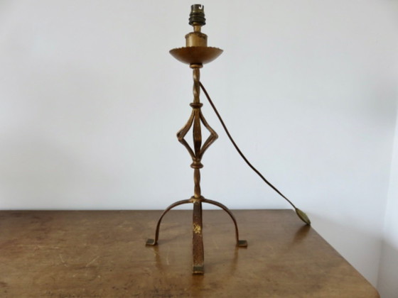 Image 1 of Grote smeedijzeren lamp met een gouden patina in de "art & crafts"-stijl.
