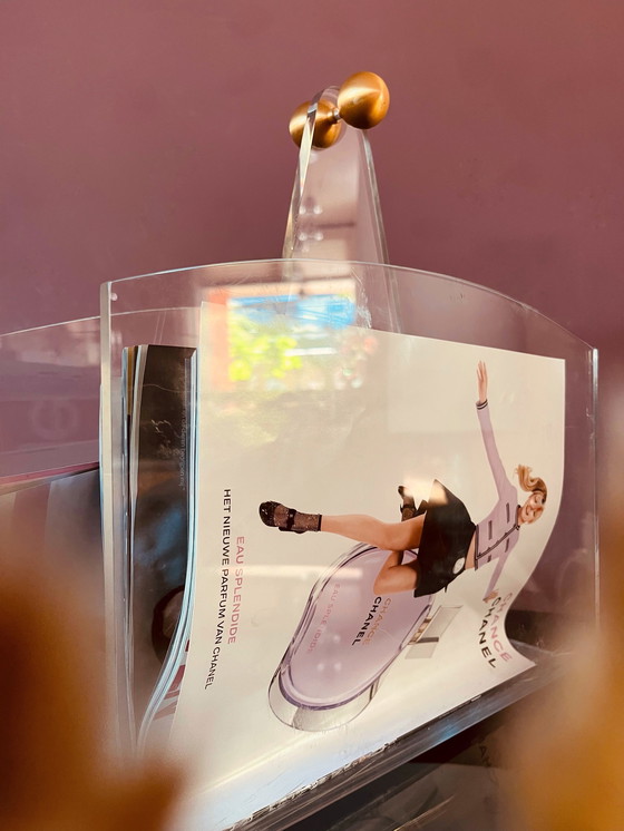 Image 1 of Zeitschriftenständer aus Plexiglas entwerfen