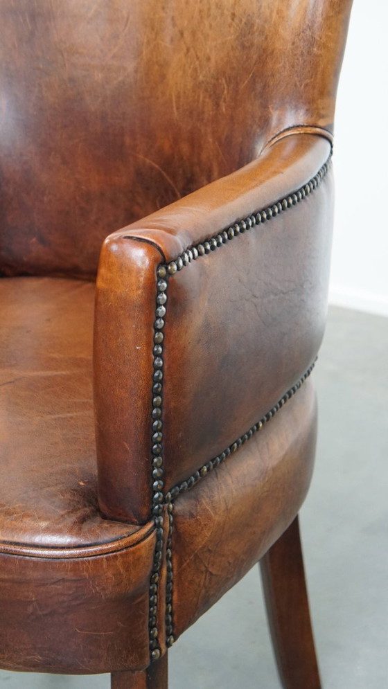 Image 1 of Chaise de salle à manger/de chevet en peau de mouton couleur cognac avec accoudoirs