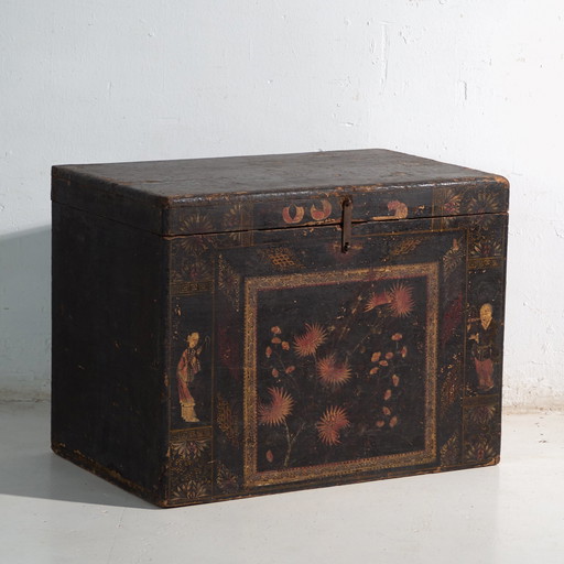 Antique painted trunk in pine wood – China, circa 1900