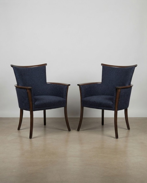 Vintage Hongaarse fauteuils in marineblauw bouclé met houten frames, set van 2