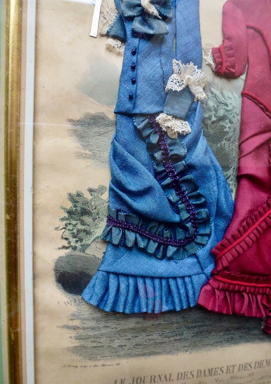 Splendida stampa di moda antica (circa 1880) con vero tessuto, incorniciata. – Litografie e stampe, Glass (photo 3 of 11)