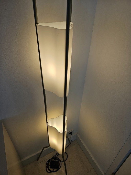 Vloerlamp Foscarini Totem ontworpen door Valerio Bottini