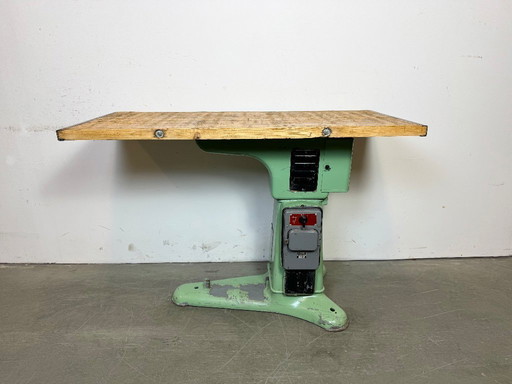 Table industrielle verte en fonte, années 1960
