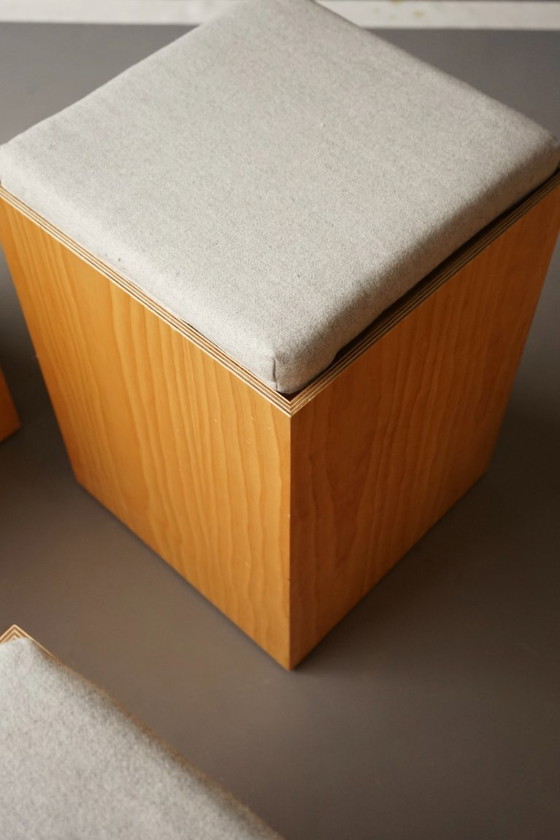 Image 1 of Zwei minimalistische Sperrholzhocker mit grauen Kissen. 1990er Jahre.