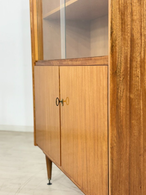 Image 1 of Pièce classique du design de 1966 : vitrine haute en placage noyer élégant / Vitrine vintage / Meuble de salon style Mid-Century