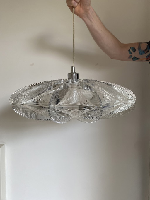 Lampada a sospensione geometrica in nylon stile anni '50 e '60 con design futuristico e corda di nylon.