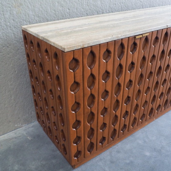 Credenza brutalista contemporanea in legno intagliato con piano in travertino – Credenze, Wood, Brass (photo 6 of 16)