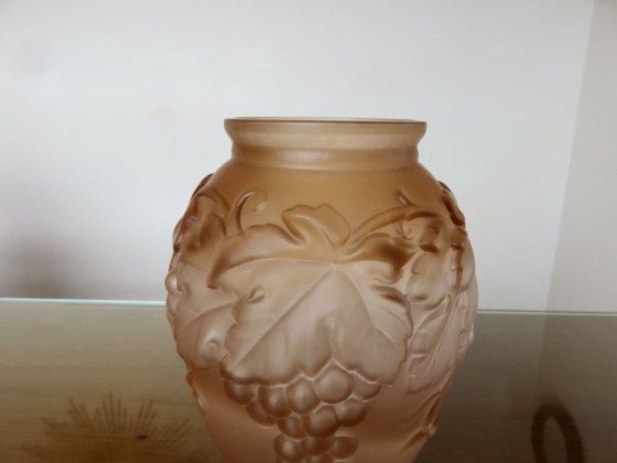 Art-déco-Vase aus rosa Pressglas mit Weinrankendekor, signiert "Souchon Neuvesel", Frankreich, 40er Jahre (photo 3 of 10)