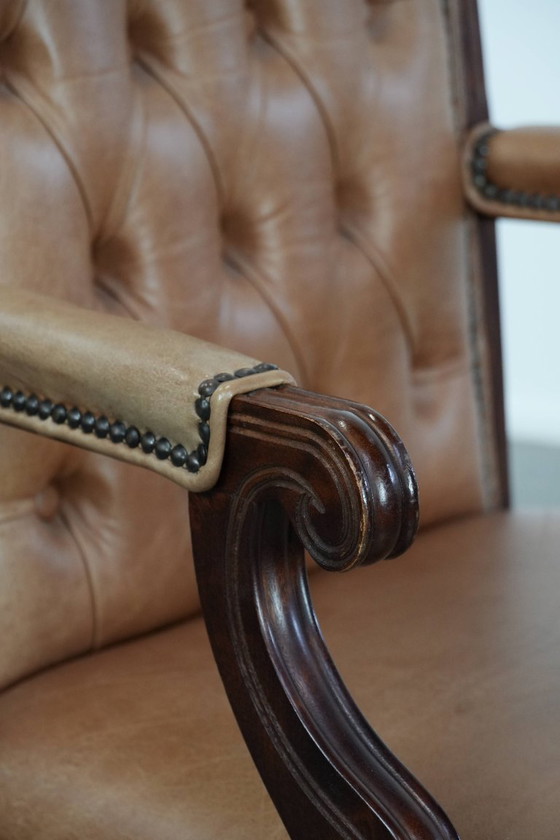 Image 1 of Rundleren en houten swiffel en tilt chesterfield bureaustoel in Engelse stijl op wieltjes
