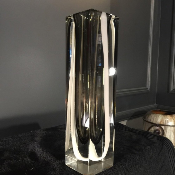 White and Black Striped Sommerso Murano Glass Vase attributed to Flavio Poli for Seguso, 1960s – Arte (photo 3 of 17)