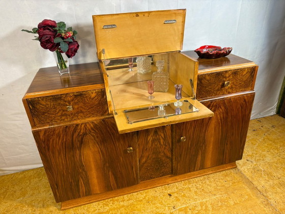 Image 1 of Credenza da cocktail Art Deco inglese in radica di noce – Circa anni '30 Una splendida credenza da cocktail originale inglese Ar