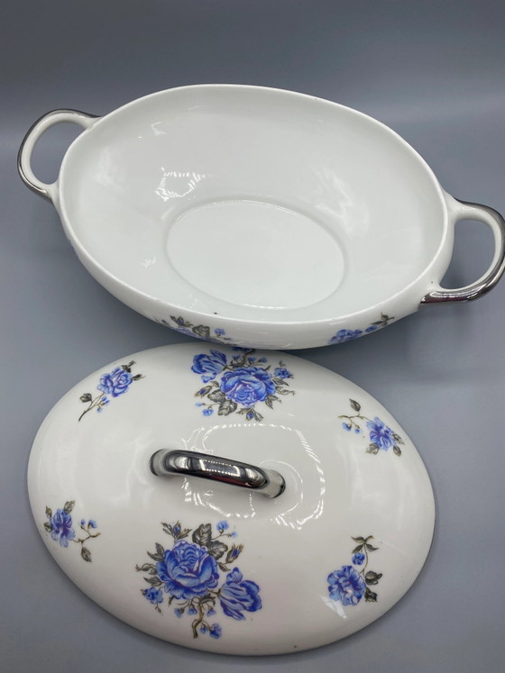 Grote afgedekte porseleinen groenteschaal met blauwe rozen. – Decoratieve objecten, Porcelain, Silver (photo 4 of 10)