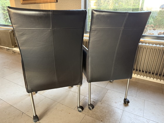 Image 1 of 10 zwart leren eetkamer / kantoorstoelen op wieltjes