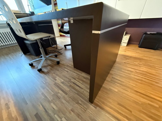 Image 1 of Escritorio moderno marrón oscuro con cajonera, en excelente estado.