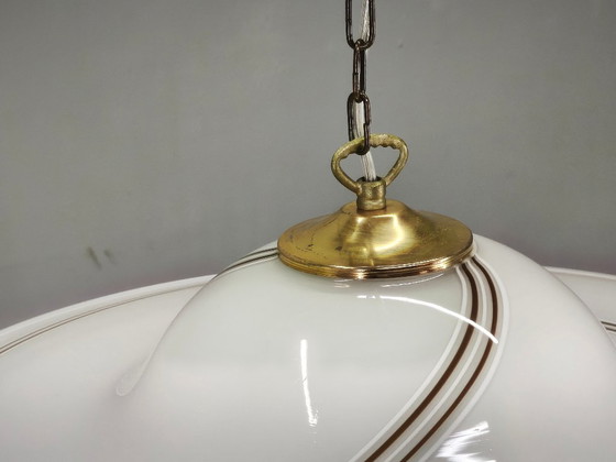 Paar Italiaanse Murano opaalglas en messing hanglampen uit de jaren 70 – Kroonluchters (photo 7 of 15)