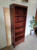 Klassisches Bücherregal mit den Maßen 70 x 30 cm und einer Höhe von 190 cm.