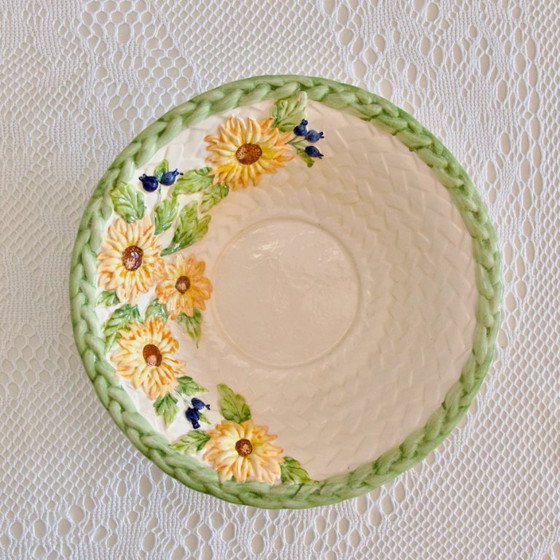 Image 1 of Grote vintage saladeschaal van aardewerk in zonnebloemkleur, handbeschilderd.