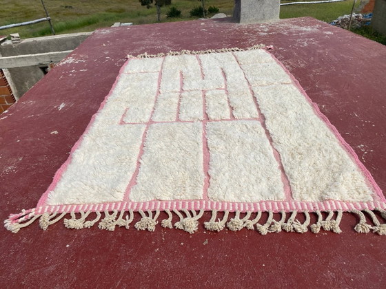 Image 1 of Beni Ourain tapijt 246x160 cm – Crème & roze geometrisch Marokkaans wollen tapijt – Handgemaakt Berber tapijt