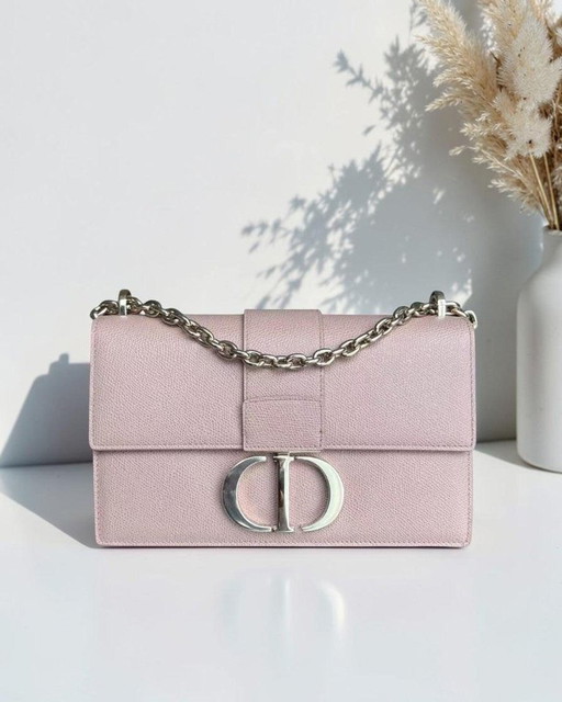 Borsa a catena DIOR 30 MONTAIGNE - Pelle di vitello martellata color caviale, rosa nude, dettagli in metallo dorato.
