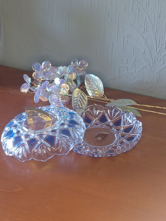 Image 1 of Vintage Walther Glas kristallen snoepkom met gouden handvat | Mid-century West-Duitse kobaltblauwe geslepen glazen bonbonnière