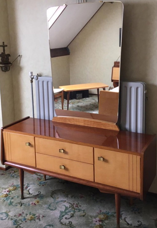 Lit vintage avec armoire, coiffeuse et petite table