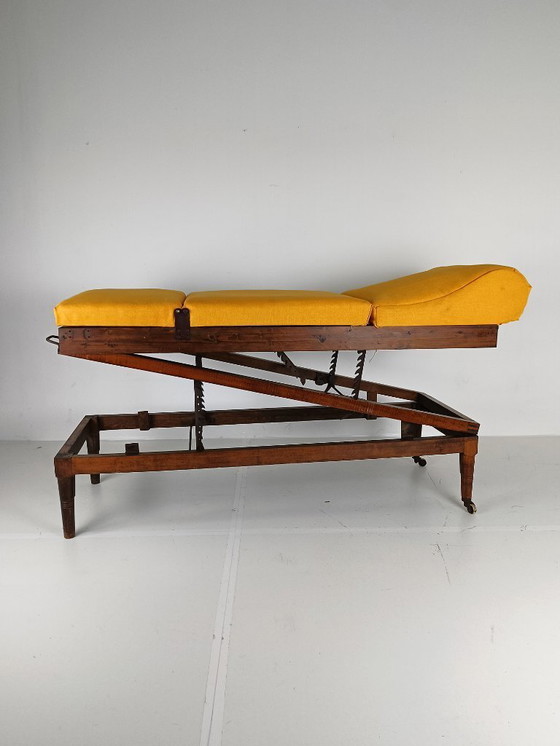 Image 1 of Cama de hospital militar inglesa antigua