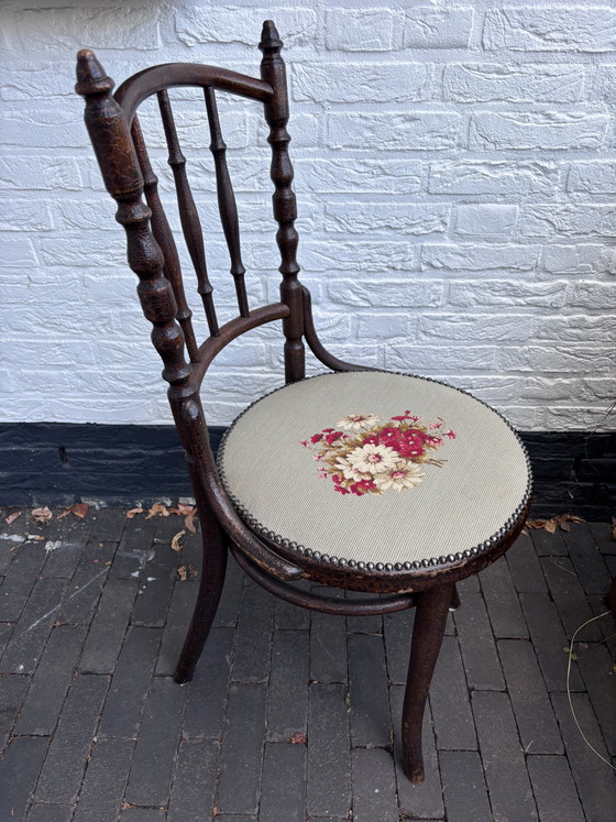 Original antiker Thonet-Stuhl (Wien/Österreich) – um 1900. Wunderschönes Schellack-Craquelé – Beistellstühle (photo 9 of 14)