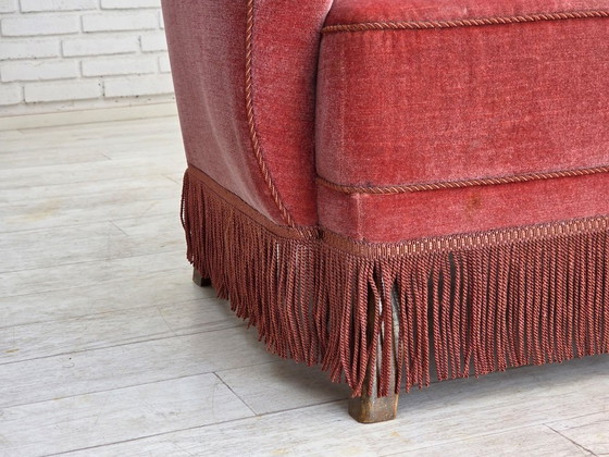 Image 1 of Sofá danés de 2 plazas de la década de 1970, tapizado en terciopelo rosa salmón y madera de roble.